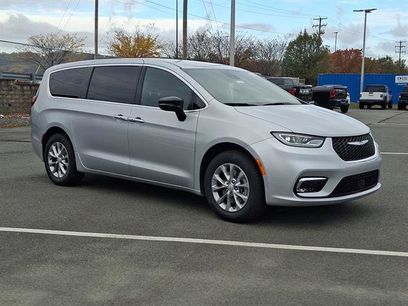 New 2026 Chrysler Pacifica Select