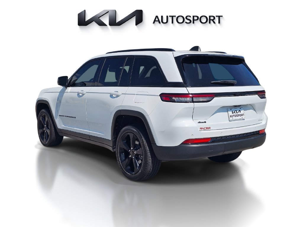Used 2025 Jeep Grand Cherokee Altitude AWD/4WD image 12