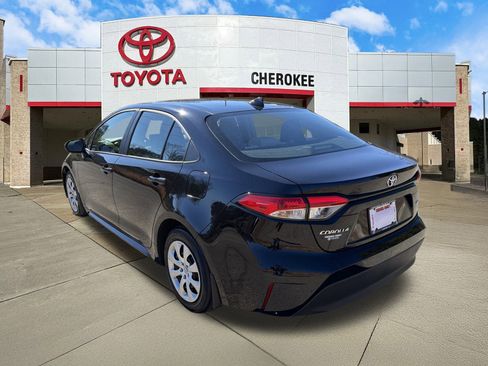 Used 2025 Toyota Corolla LE image 7