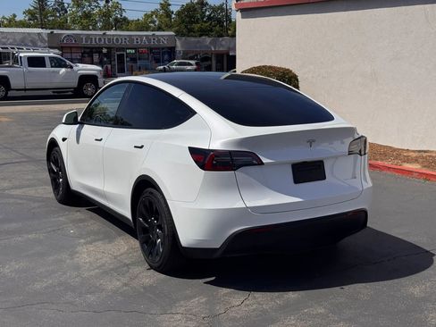 Used 2024 Tesla Model Y Long Range AWD/4WD image 4