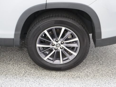 Used 2019 Toyota Highlander XLE FWD image 10