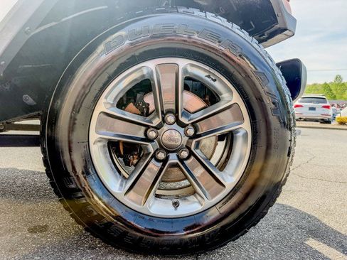 Used 2019 Jeep Wrangler Unlimited Sahara image 14