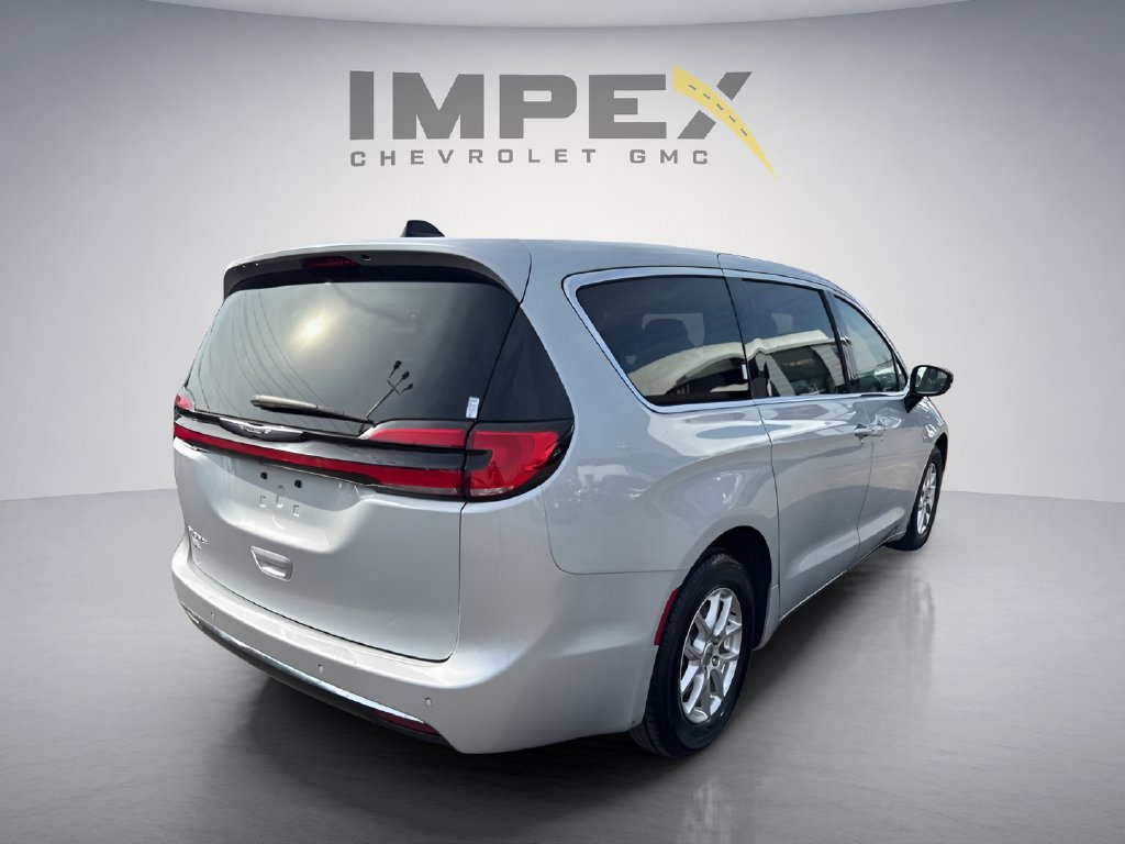 Used 2024 Chrysler Pacifica Touring-L FWD image 5