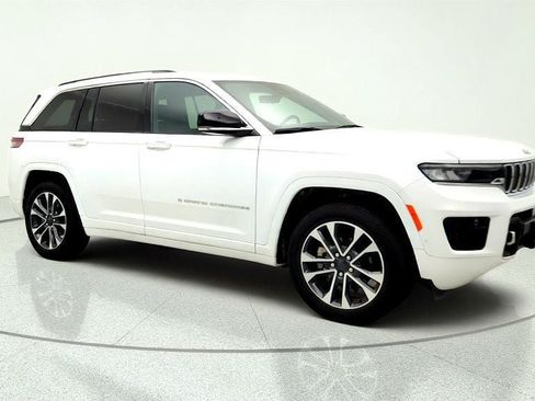 Used 2022 Jeep Grand Cherokee Overland w/ Luxury Tech Group IV AWD/4WD image 3