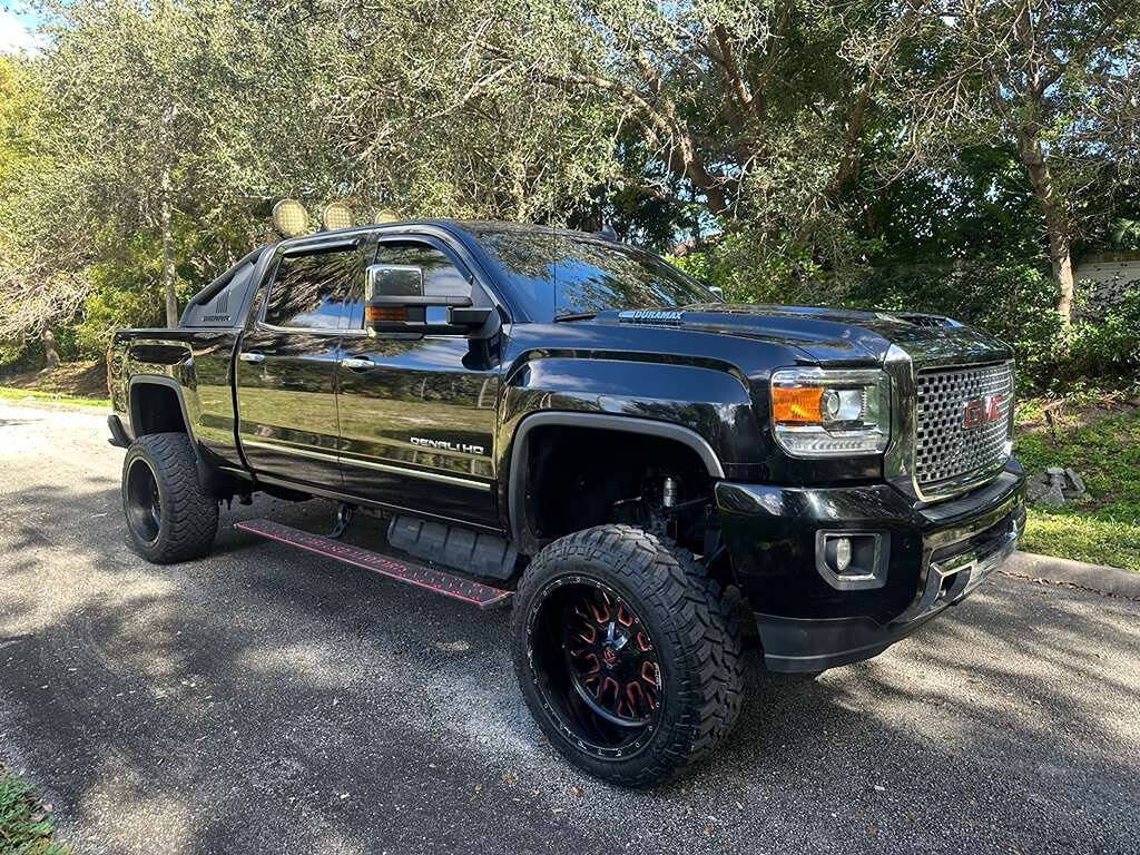 Used 2017 GMC Sierra 2500 Denali w/ Duramax Plus Package AWD/4WD image 1