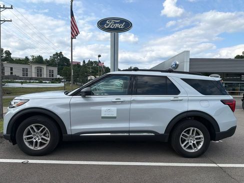Used 2025 Ford Explorer Active AWD/4WD image 2