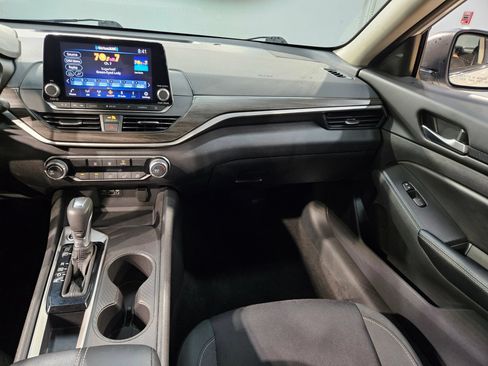 Used 2025 Nissan Altima 2.5 SV FWD image 11