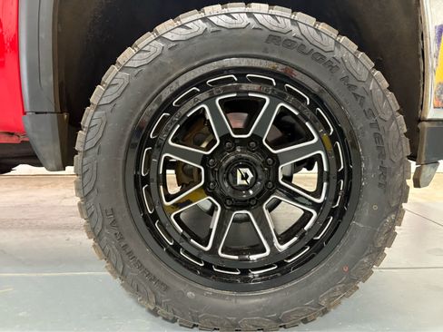Used 2022 GMC Sierra 2500 SLE w/ X31 Off-Road Package AWD/4WD image 9