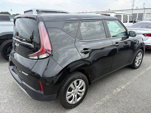 Used 2025 Kia Soul LX FWD image 3