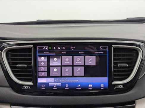 Used 2023 Chrysler Pacifica Touring-L FWD image 28