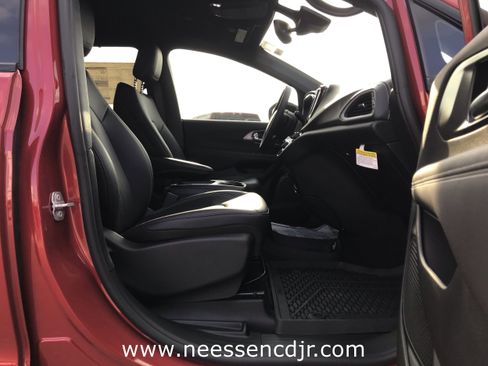 New 2025 Chrysler Pacifica Select w/ Fav Edition Package image 18