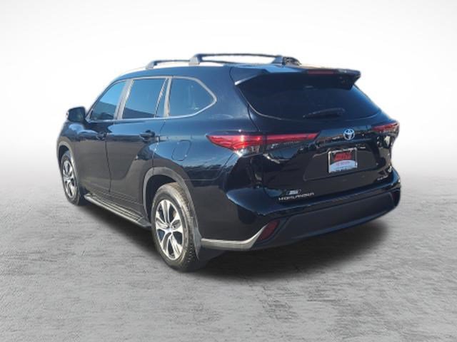 Used 2023 Toyota Highlander XLE AWD/4WD image 5