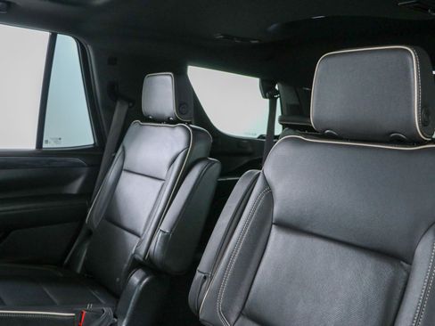 Used 2023 GMC Yukon SLT w/ SLT Luxury Package RWD image 28