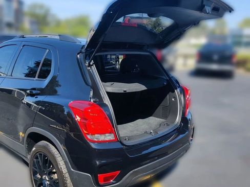 Used 2022 Chevrolet Trax LT w/ Midnight Edition image 9