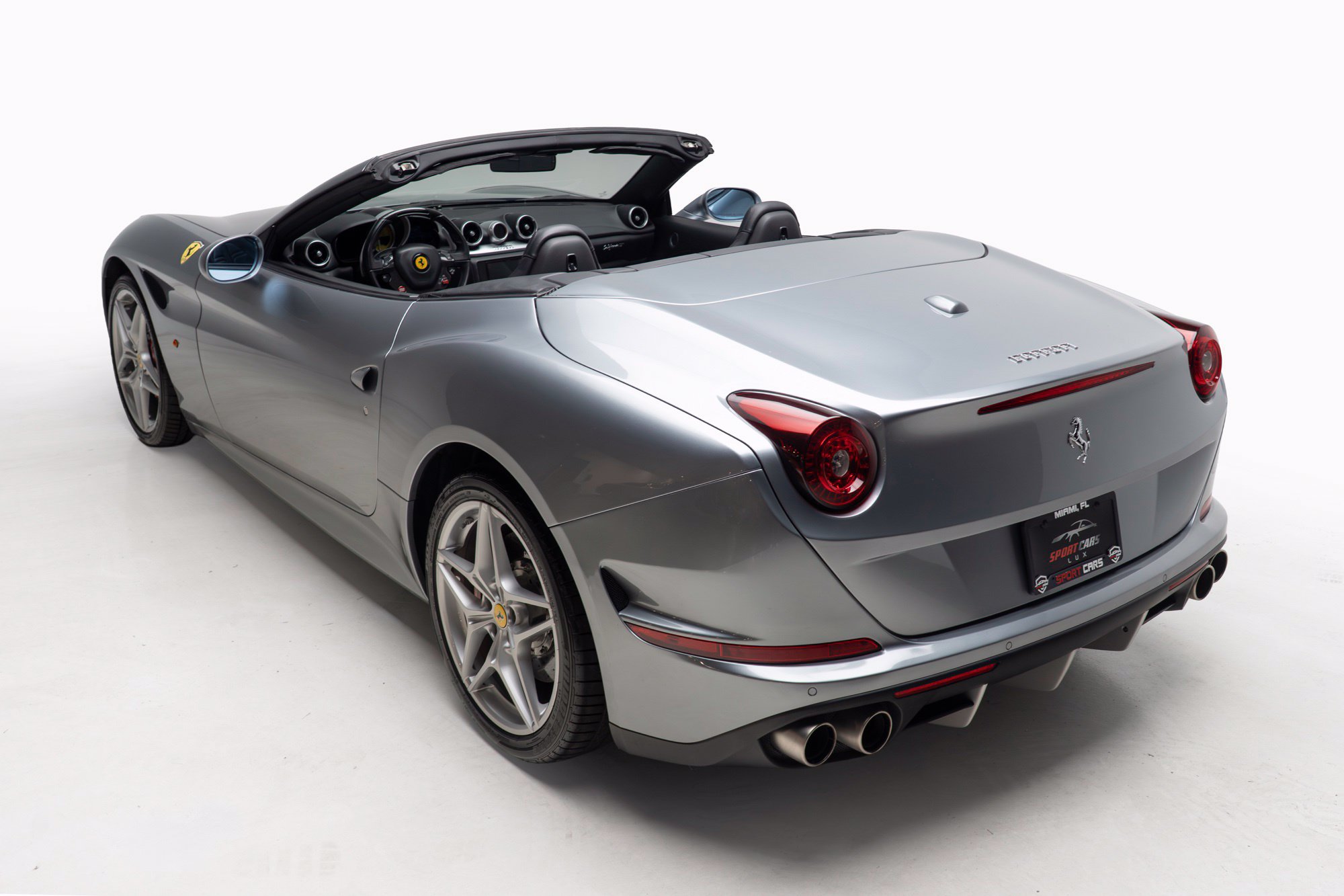 Used 2016 Ferrari California T RWD image 12