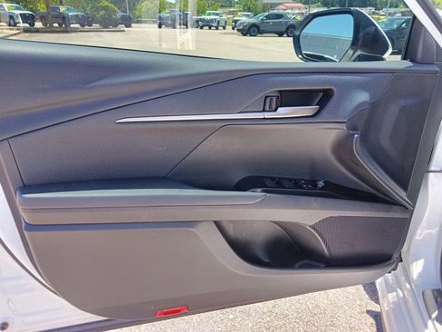Used 2025 Toyota Camry SE FWD image 12