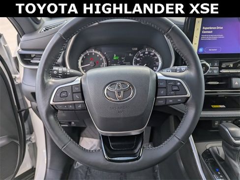 Used 2023 Toyota Highlander XSE image 29