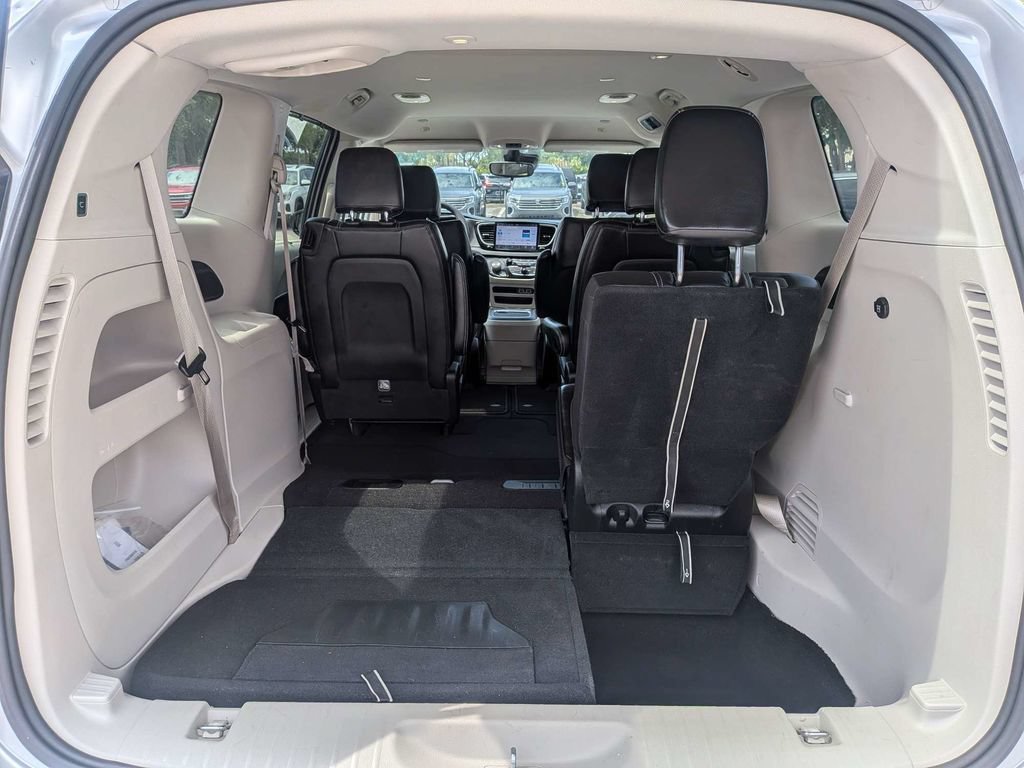 Used 2024 Chrysler Pacifica Touring-L FWD image 13