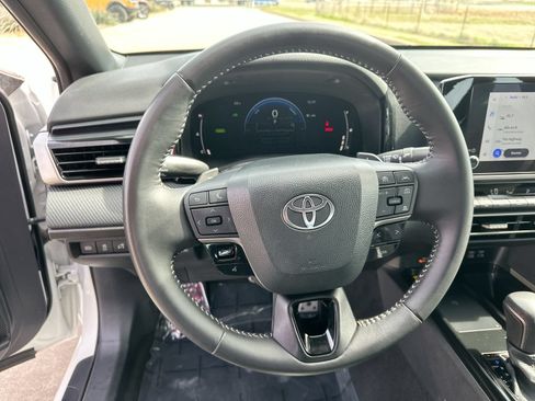 Used 2025 Toyota Camry SE FWD image 14
