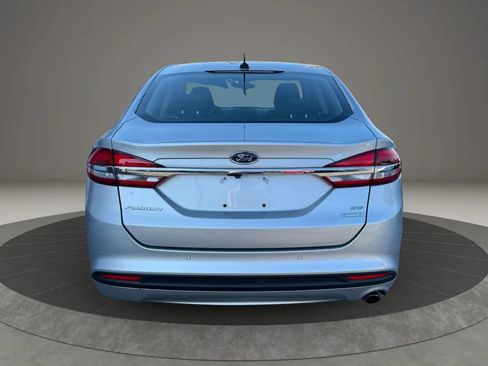 Used 2018 Ford Fusion SE w/ Fusion SE Technology Package FWD image 5