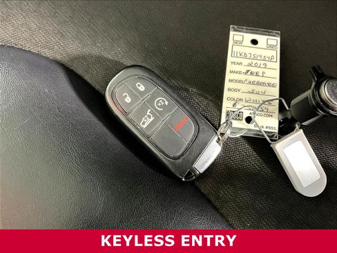 Used 2019 Jeep Cherokee Latitude Plus w/ Comfort/Convenience Group AWD/4WD image 31