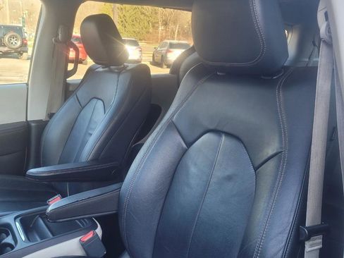 Used 2017 Chrysler Pacifica Touring-L w/ Tire & Wheel Group image 12