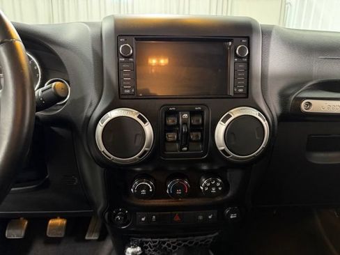 Used 2017 Jeep Wrangler Unlimited Sahara w/ Connectivity Group AWD/4WD image 13