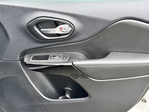 Used 2021 Jeep Cherokee Latitude Plus image 28