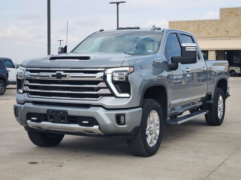 Used 2025 Chevrolet Silverado 2500 High Country w/ High Country Premium Package AWD/4WD image 2