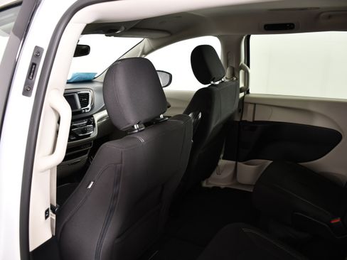 Used 2023 Chrysler Voyager LX FWD image 44