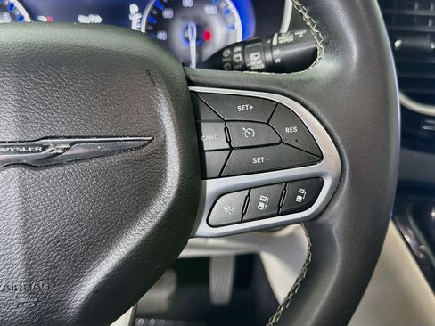 Used 2022 Chrysler Pacifica Touring-L FWD image 15