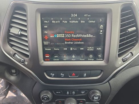 Used 2020 Jeep Cherokee Trailhawk image 25