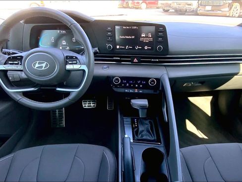 Used 2025 Hyundai Elantra Sport image 13