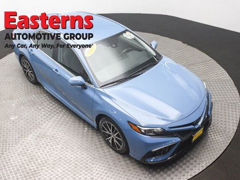 Used 2023 Toyota Camry SE image 3