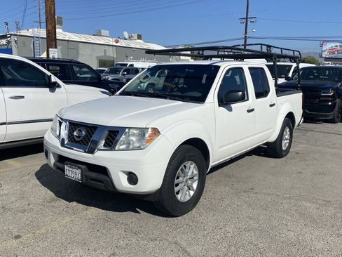 Used 2018 Nissan Frontier SV image 2