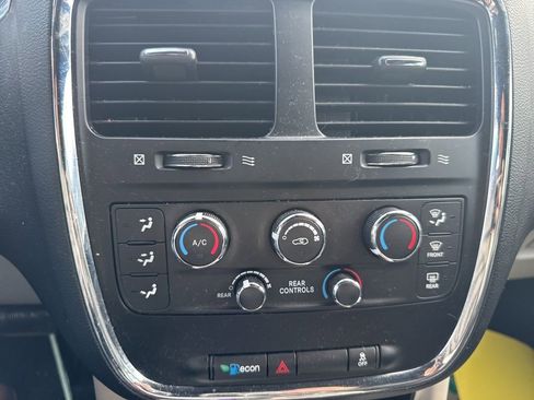 Used 2019 Dodge Grand Caravan SXT image 5