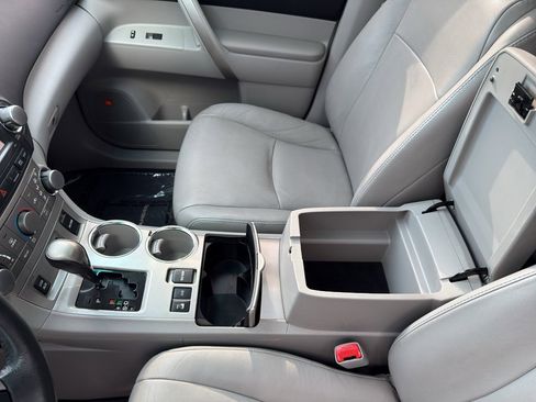 Used 2012 Toyota Highlander SE w/ Tow Pkg image 26