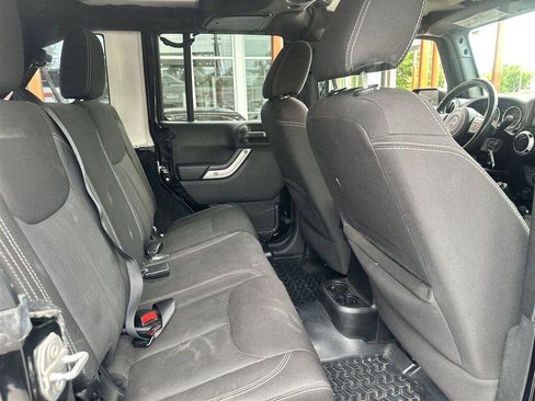 Used 2015 Jeep Wrangler Unlimited Sahara w/ Connectivity Group AWD/4WD image 18