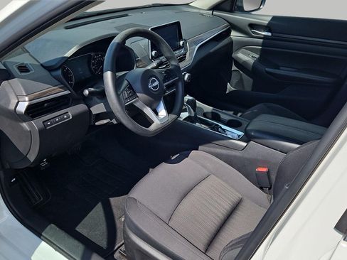 Used 2025 Nissan Altima 2.5 SV FWD image 15