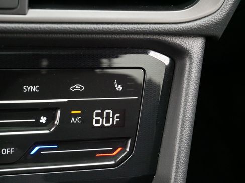Certified 2025 Volkswagen Taos SE AWD/4WD image 30