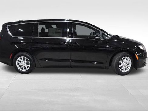 New 2026 Chrysler Voyager LX image 3