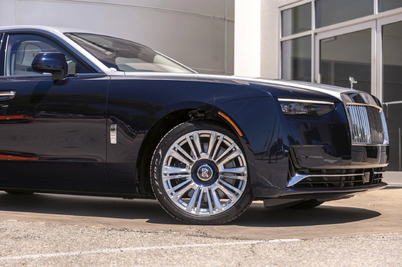 Certified 2025 Rolls-Royce Ghost AWD/4WD image 4