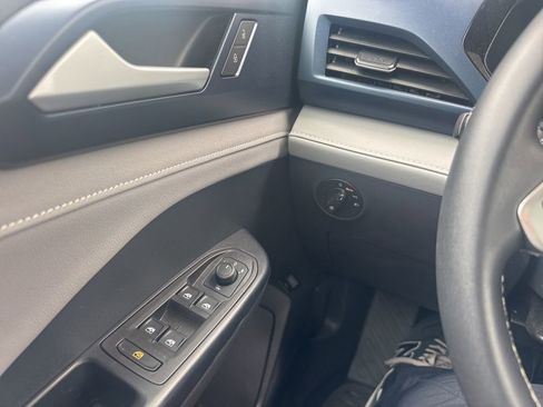 Used 2024 Volkswagen Taos SE AWD/4WD image 11