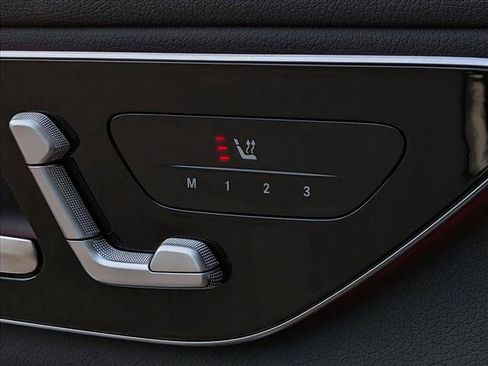 Used 2025 Mercedes-Benz GLC 300 4MATIC image 17