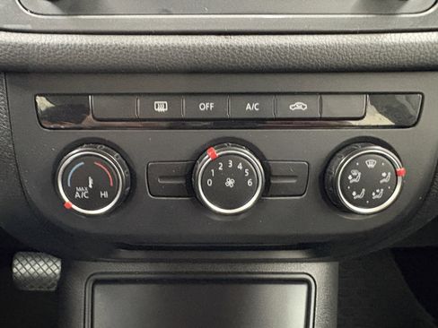 Used 2014 Volkswagen Tiguan S image 16