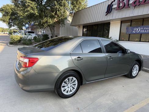 Used 2014 Toyota Camry LE FWD image 4
