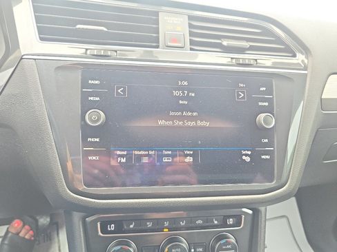 Used 2018 Volkswagen Tiguan SE FWD image 18
