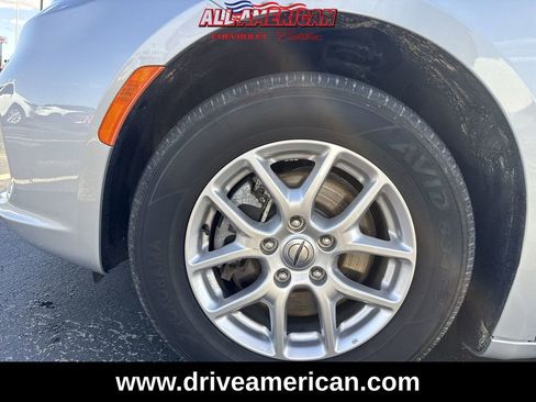 Used 2024 Chrysler Pacifica Touring-L image 32