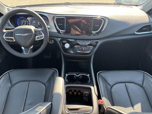 Used 2026 Chrysler Pacifica Limited FWD image 13