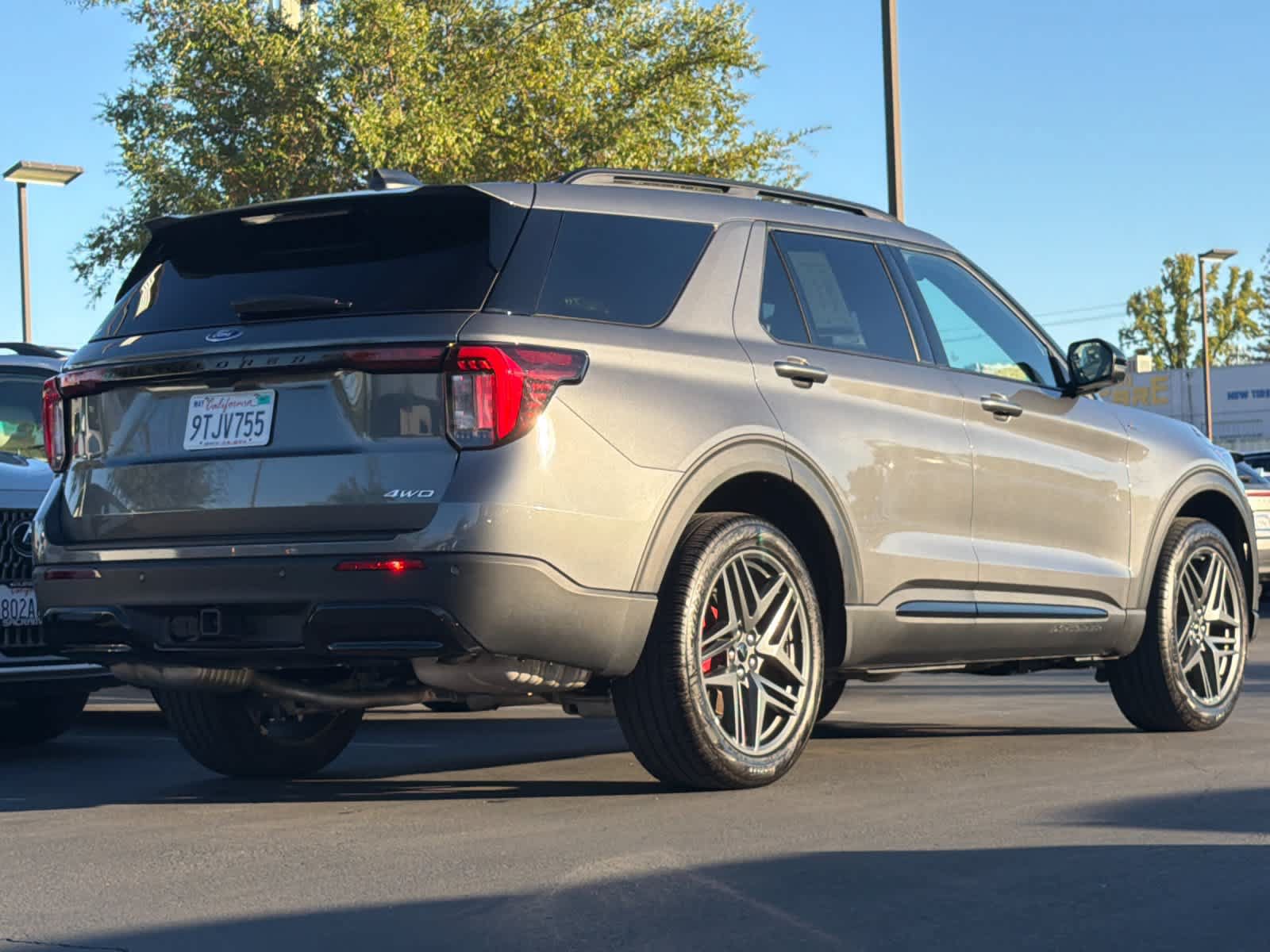 Used 2025 Ford Explorer ST-Line w/ ST-Line Street Pack AWD/4WD image 2